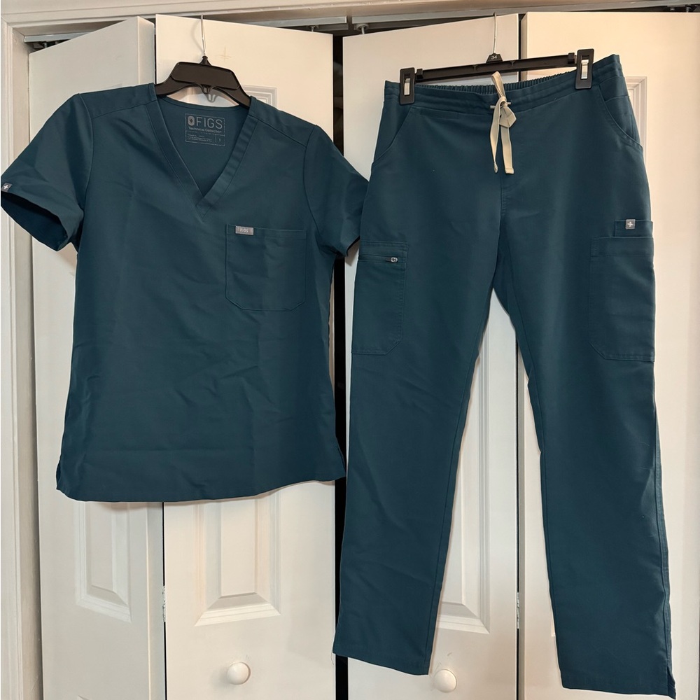 Women’s Figs Scrubs Set in Caribbean Blue